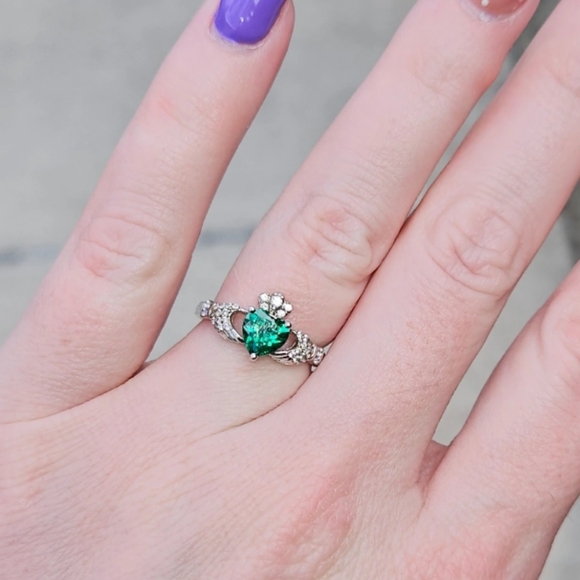 Emerald claddaugh ring - Picture 1 of 1